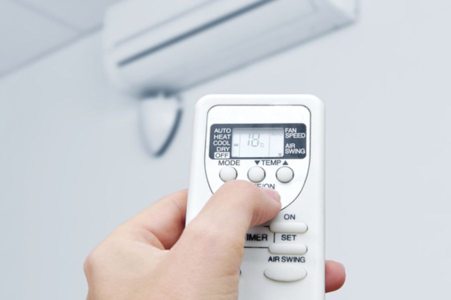 Luôn giữ nhiệt độ ở trong phòng ở nhiệt độ trung bình là một trong những cách sử dụng máy lạnh Daikin tiết kiệm điện.
