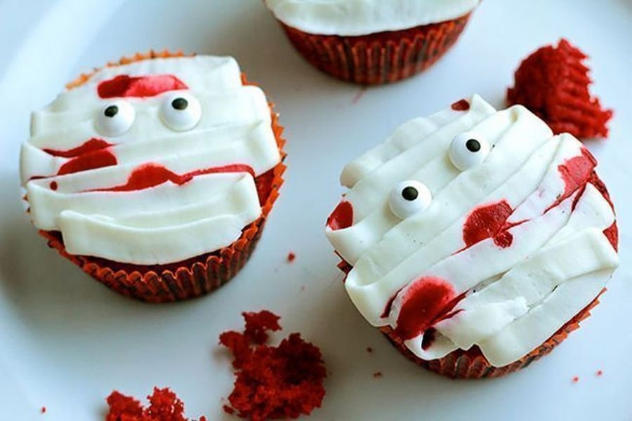 Một chút sắc đỏ sẽ làm chiếc cupcake trở nên “kinh dị” hơn.