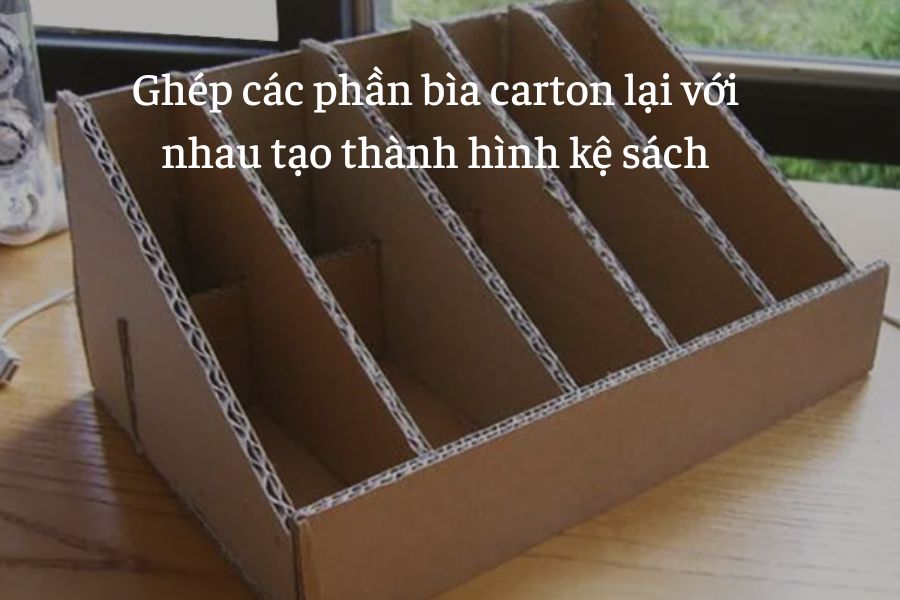 Ghép các phần bìa carton để làm kệ sách