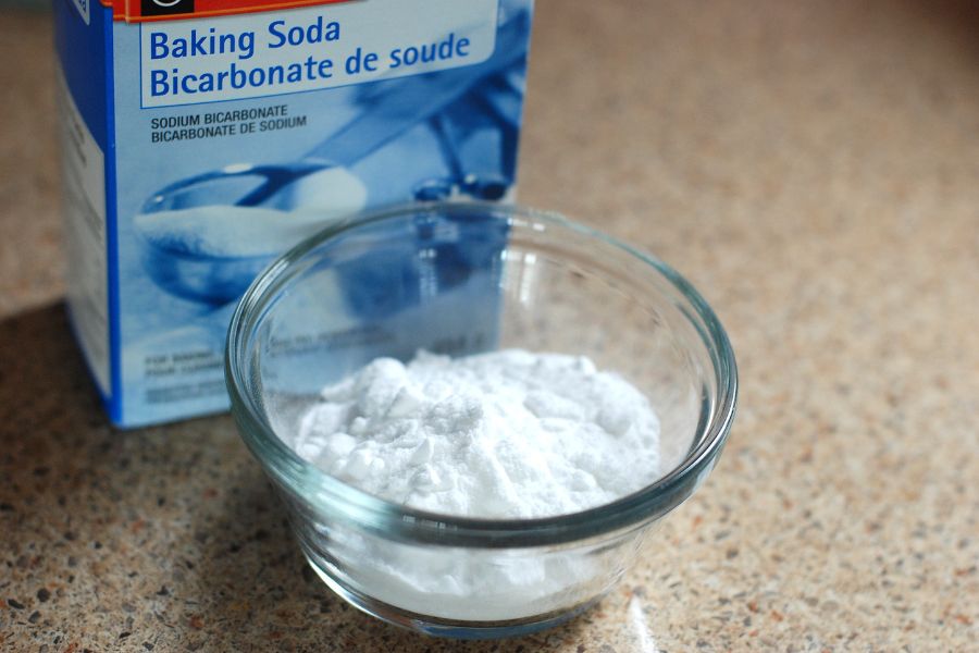 Banking soda giúp làm sạch dầu mỡ bám trên vật dụng