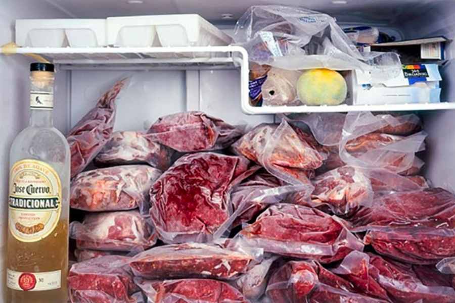 thịt được sắp xếp bảo quản trong tủ lạnh
