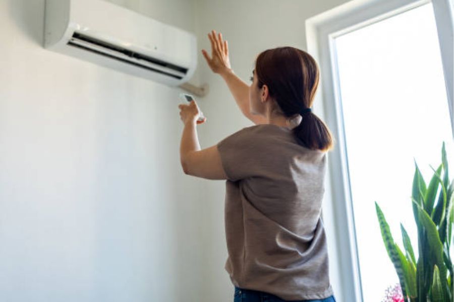 Điều chỉnh điều hòa ở nhiệt độ thích hợp sẽ giúp tiết kiệm điện năng.