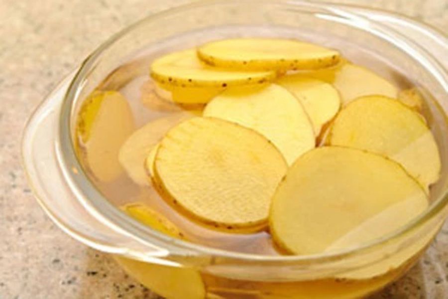 Hỗn hợp khoai tây và nước rửa chén