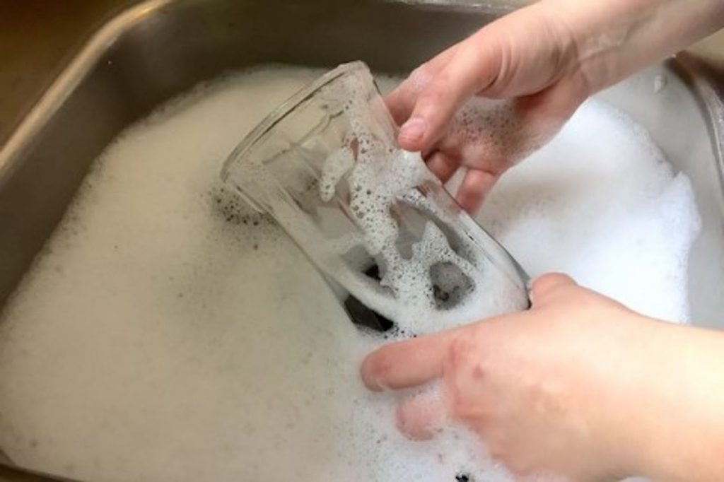 Bóc nhãn thủy tinh bằng xà phòng và nước nóng