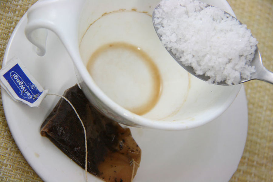 Tẩy sạch vết ố trà trên ly sứ bằng muối hột
