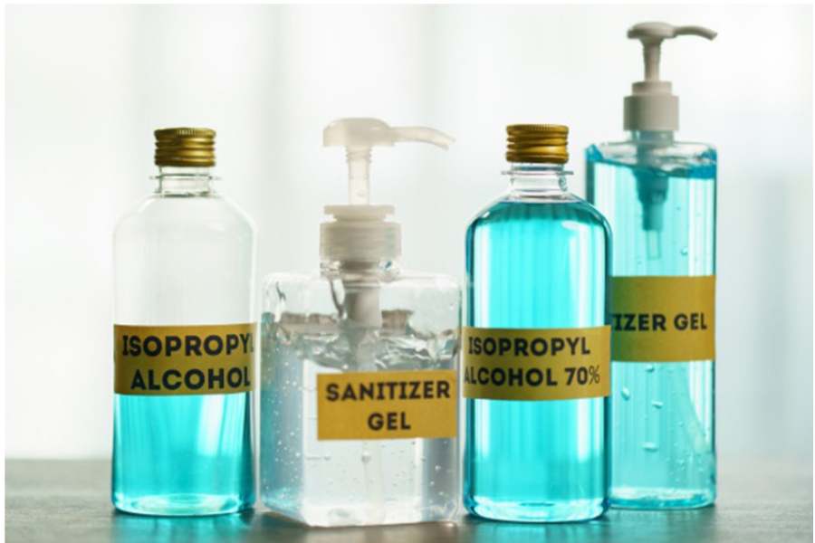Sử dụng dung môi Isopropyl alcohol để làm sạch vết mốc