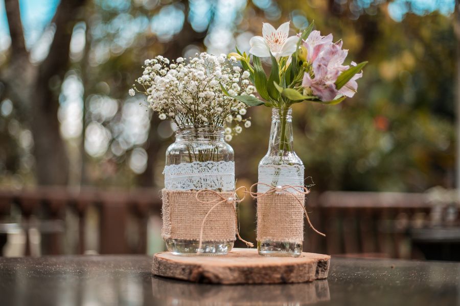 Trang trí lọ cắm hoa để bàn từ chai thủy tinh đã qua sử dụng