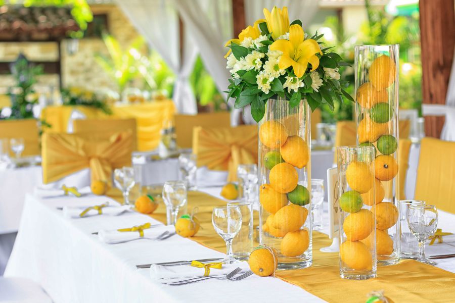 Bình đựng trái cây trang trí trong ngày cưới bằng chai thủy tinh đã qua sử dụng