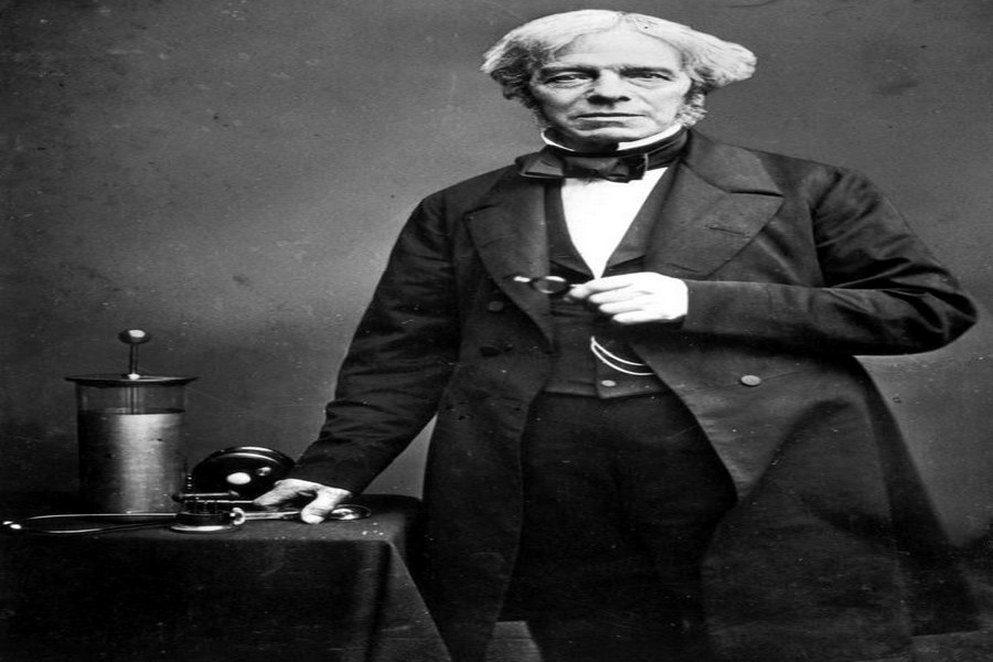 Michael Faraday nén và hóa lỏng khí amoniac để làm lạnh không khí