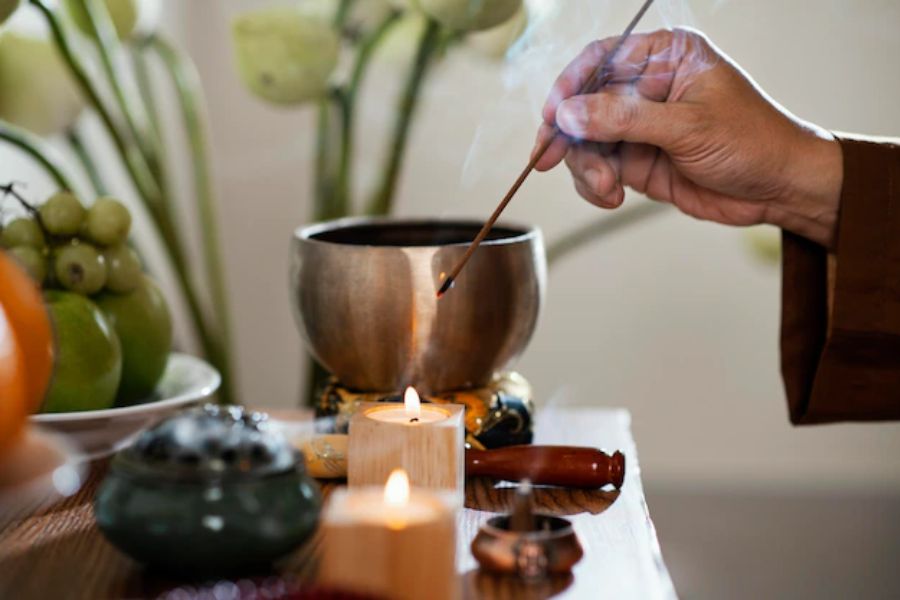 Thắp hương là tín ngưỡng mang nhiều nét đẹp ý nghĩa của người Việt