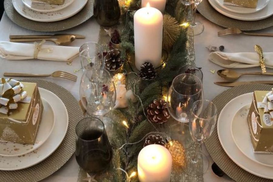 Trang trí bàn tiệc Giáng sinh với lá thông xanh