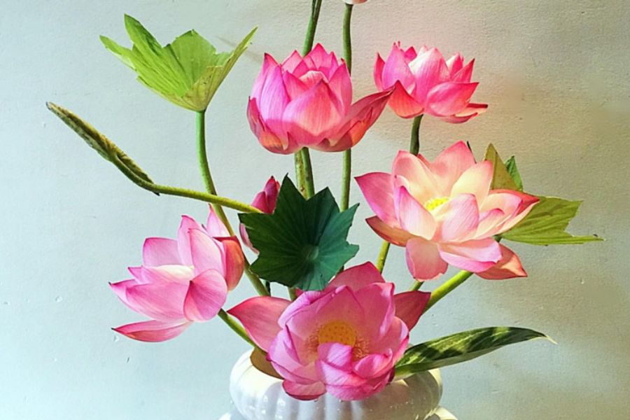 Hoa để bàn thờ được cắm đơn giản