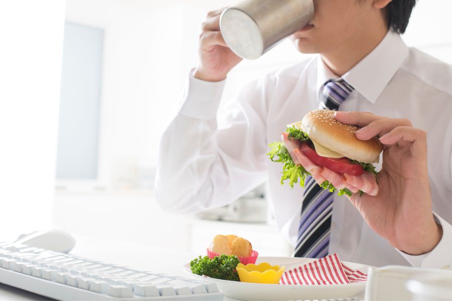 Chế độ ăn uống mất kiểm soát, ít vận động khiến dân văn phòng thường bị béo bụng