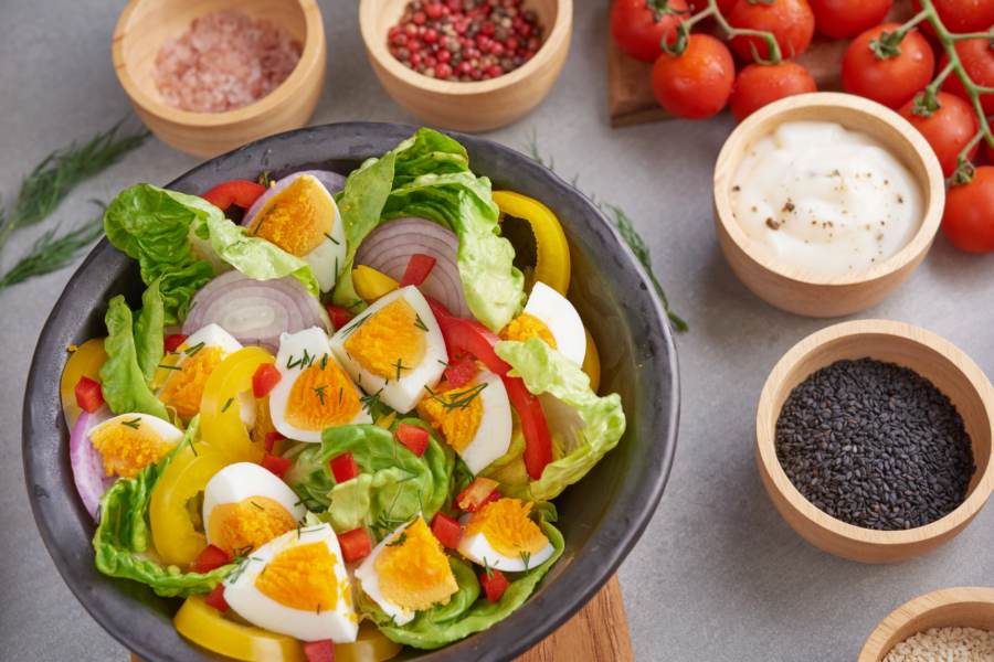 Salad và trứng đảm bảo cung cấp năng lượng