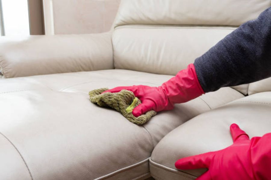 Dùng khăn lau bề mặt ghế sofa