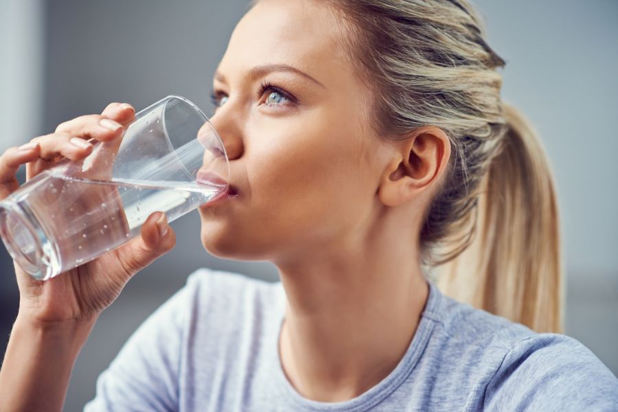 Uống nước trước khi ăn giúp tạo cảm giác no, hấp thụ ít thức ăn hơn