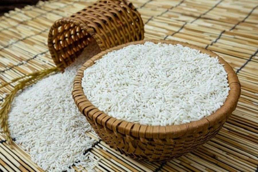 Chọn gạo nếp có hạt to tròn, màu trắng đục và không bị gãy nát.