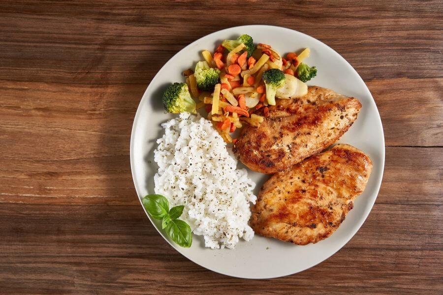 Cơm ức gà - món ăn hỗ trợ giảm cân hiệu quả với lượng calo thấp