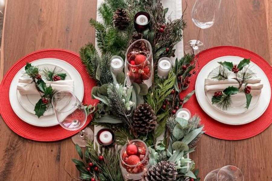 Trang trí bàn tiệc Noel bằng bàn gỗ giúp mang lại sự ấm áp cho gia đình