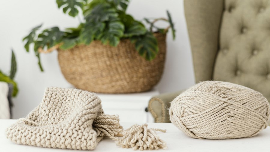 Vải len hay vải bố thừa có thể dùng để trang trí chậu cây đơn giản