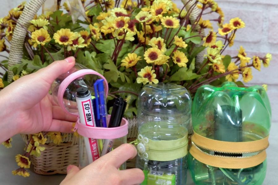 Hộp bút có khóa kéo độc đáo tái chế từ chai nhựa
