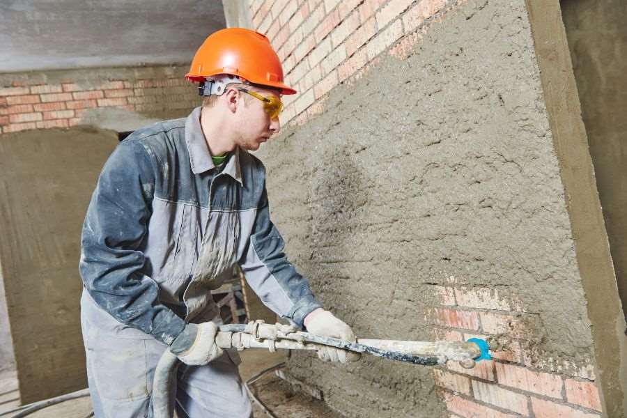 Loại bỏ các vết gồ ghề, sần sùi trên bề mặt tường trước khi trát
