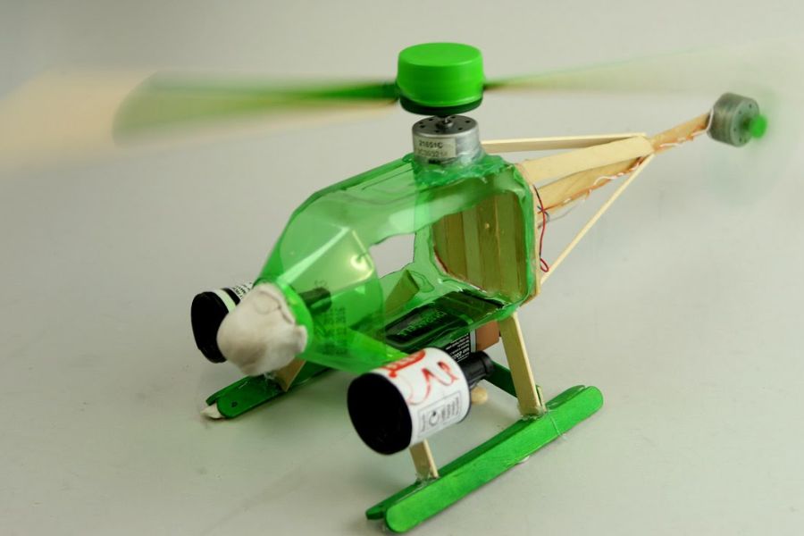 Ấn tượng với cách tái chế chai nhựa thành đồ chơi máy bay trực thăng cho trẻ