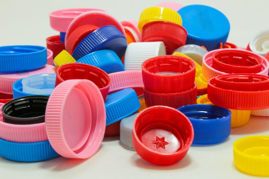Những chiếc nắp chai nhựa cần được vệ sinh sạch sẽ trước khi làm đồ chơi