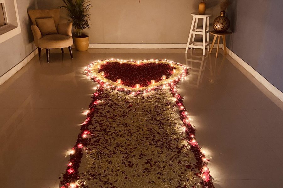 Nến và hoa kết hợp mang đến không gian đầy lãng mạn