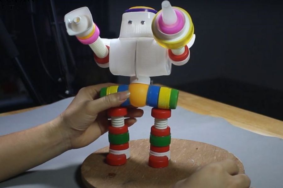 Robot ấn tượng được thực hiện từ những chiếc vỏ hộp sữa chua