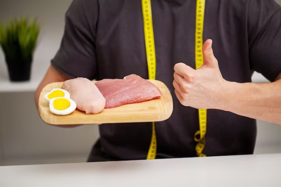 Trứng, ức gà, thịt nạc là những thực phẩm giàu protein hỗ trợ giảm mỡ cực hiệu quả.