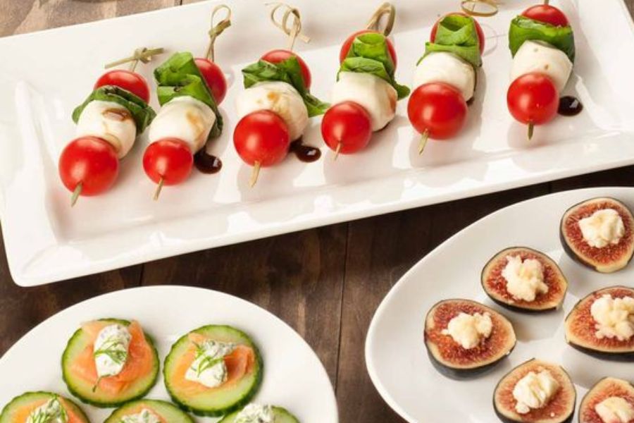 Nghệ thuật trang trí món ăn đơn giản từ cà chua và rau xanh