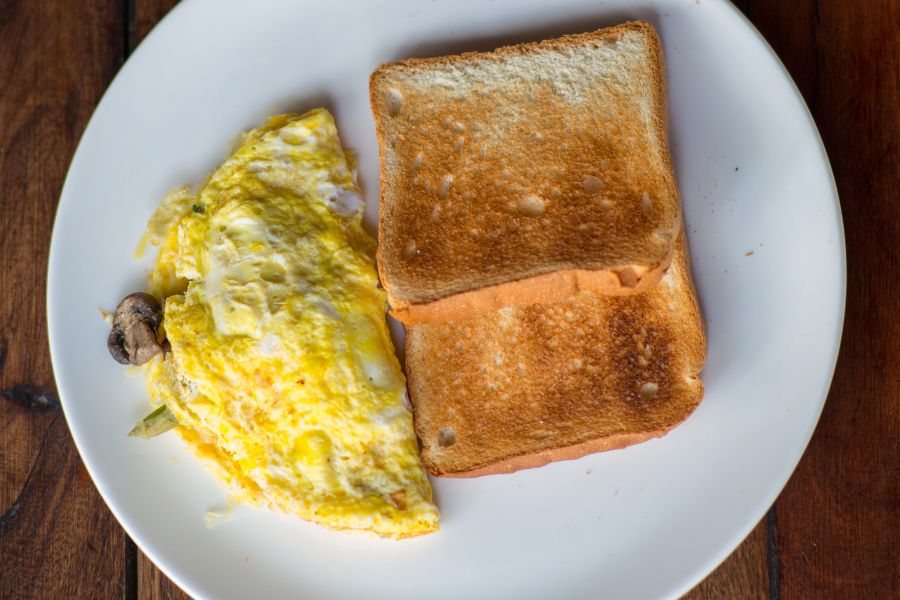 Bánh mì nướng và trứng chiên cho bữa sáng