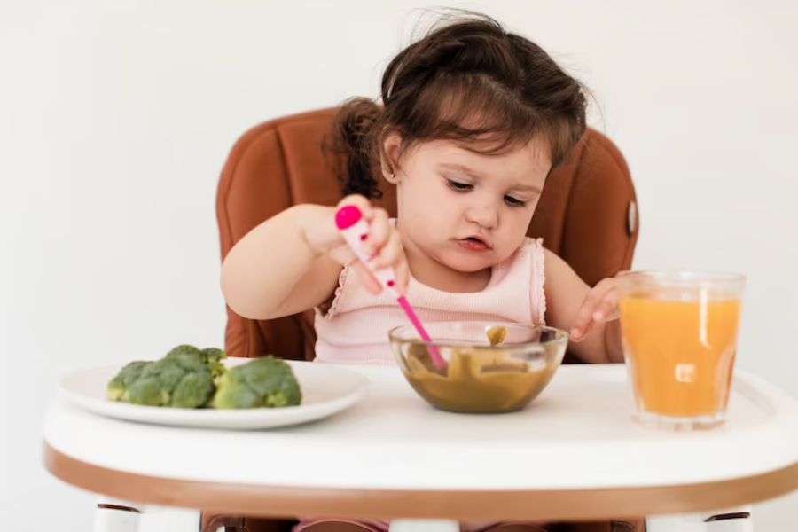 Bé 3 tuổi cần chế độ dinh dưỡng đảm bảo cân bằng giữa 4 nhóm chất