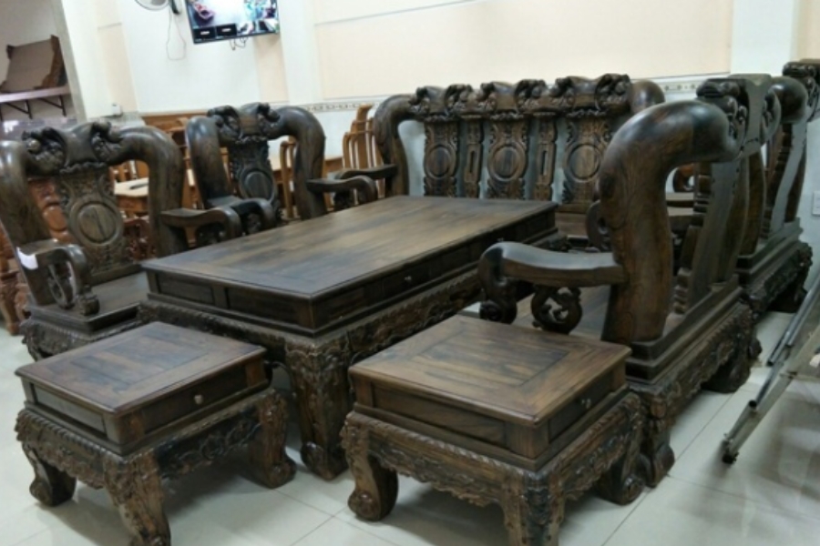 Bộ bàn ghế phòng khách được làm từ gỗ mun