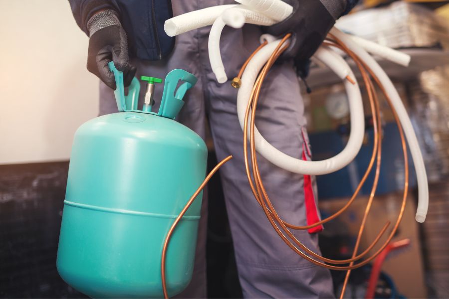 Thợ lắp đặt điều hòa sai tiêu chuẩn có thể dẫn đến thất thoát lượng ga cho vấn đề vệ sinh máy lạnh có cần bơm ga không