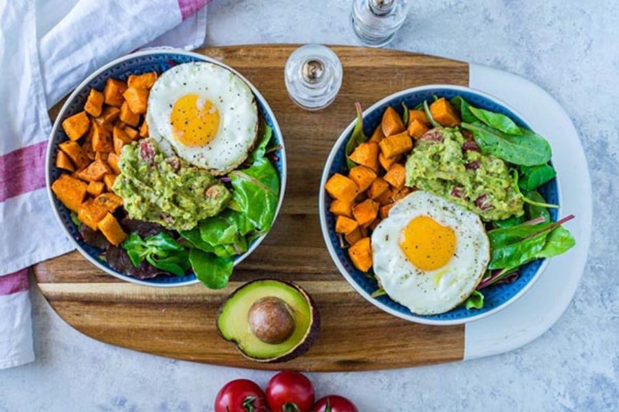 Bữa sáng Healthy với trứng gà chiên và salad rau