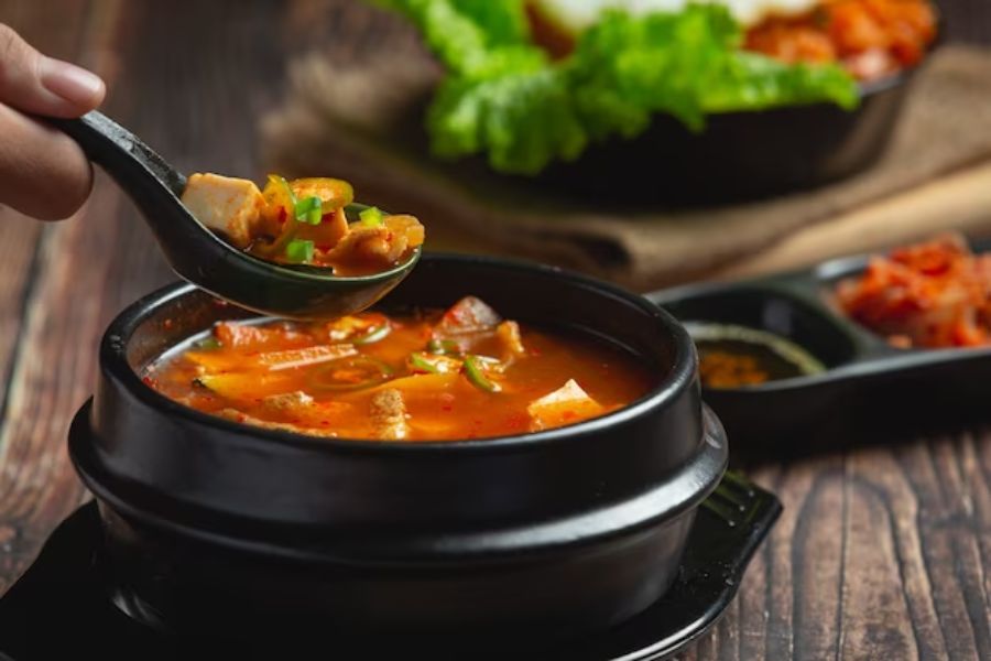 Canh kim chi thịt bò – Món canh nổi tiếng đến từ Hàn Quốc.