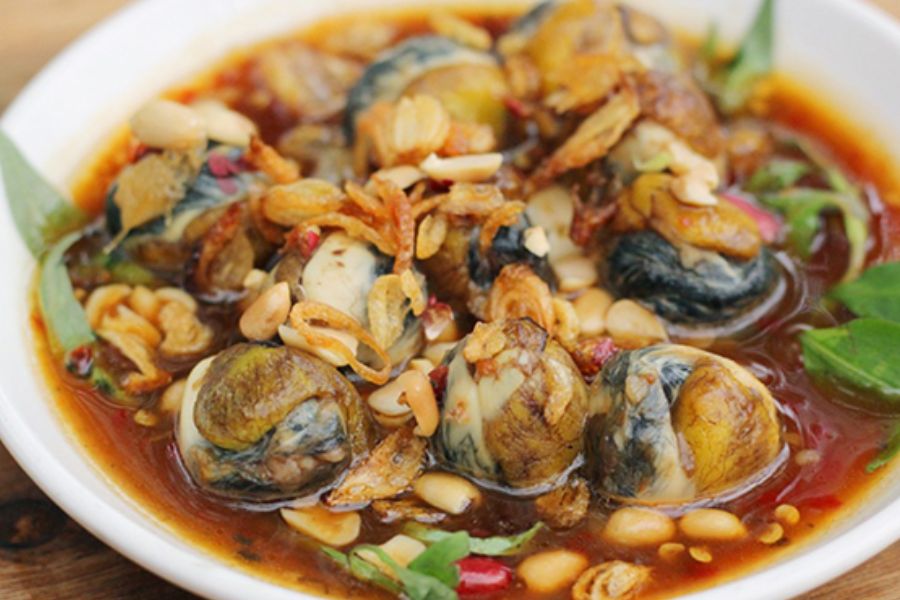 Món cút lộn xào me rất phổ biến ở Việt Nam