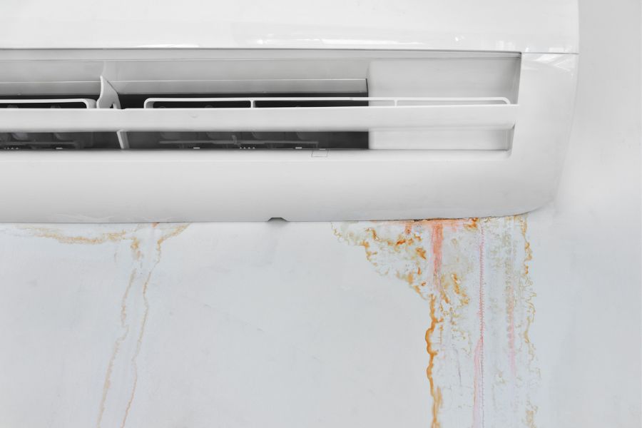 Điều hòa bị chảy nước là một trong những dấu hiệu cho thấy vệ sinh máy lạnh có cần bơm ga không
