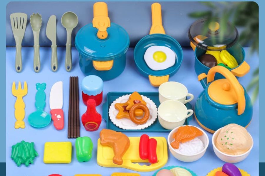 Bộ nấu ăn đồ chơi được sử dụng để giúp phát triển khả năng bếp núc của trẻ