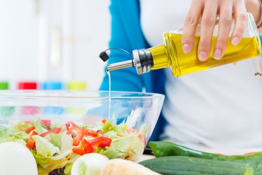 Dùng dầu olive trong thực đơn để hạn chế lượng calo nạp vào cơ thể.