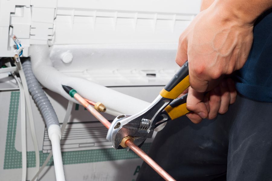 Kiểm tra và sửa chữa đường ống dẫn ga điều hòa nếu có hỏng hóc cho giải đáp vệ sinh máy lạnh có cần bơm ga không