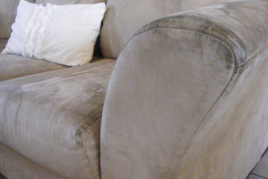 Giặt ghế sofa khi phát hiện mùi hôi bất thường và vết bẩn ố màu