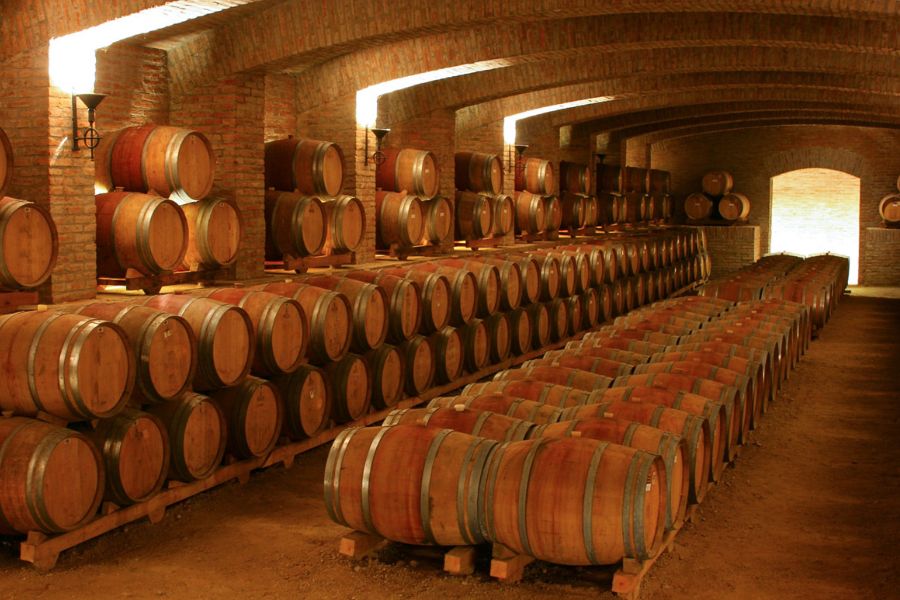 Thùng chứa rượu làm từ gỗ sồi