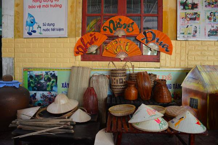 Trưng bày các vật dụng truyền thống như nón lá, rổ đan mây tre… trong trang trí góc địa phương mầm non