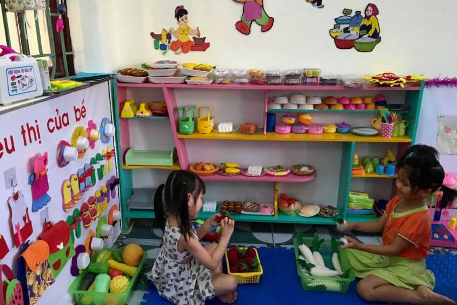 Góc đồ chơi giúp trẻ hình thành các mối quan hệ với bạn bè