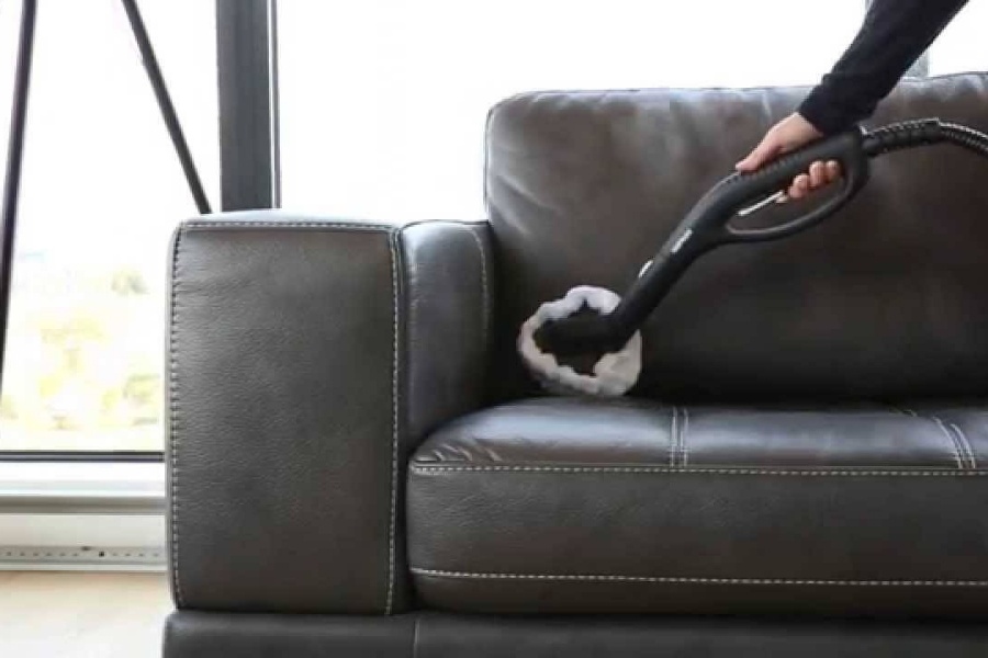 Không nên chà quá mạnh khi vệ sinh, khử mùi ghế sofa bằng da