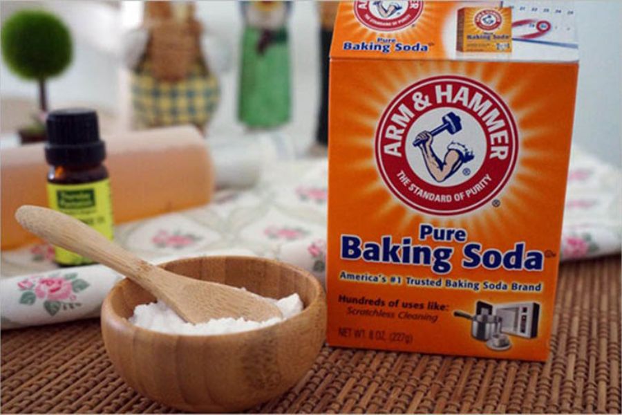 Sử dụng bột baking soda để khử mùi thảm xốp mới