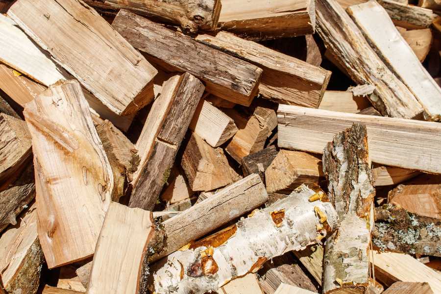 Nhược điểm của gỗ óc chó là dễ nứt vỡ và không chịu được độ ẩm cao